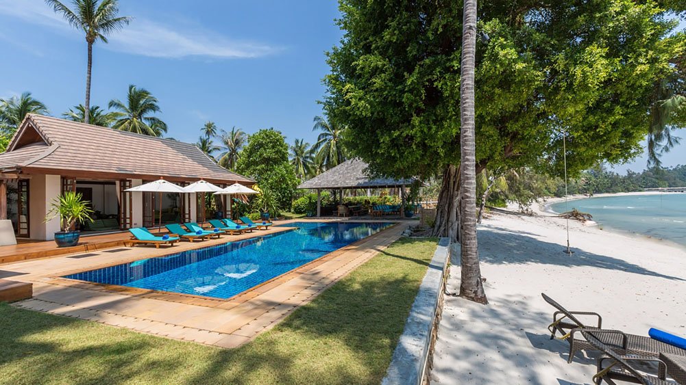 Villa Waimarie - Absolute beachfront haven
